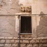 Ma la vera chicca di questa piccola e poco frequentata stradina � la formella che sovrasta una finestra con una grata in ferro. Si tratta di un singolare bassorilievo risalente agli inizi dell�XI secolo probabilmente derivante da qualche chiesa o palazzo non pi� esistente
